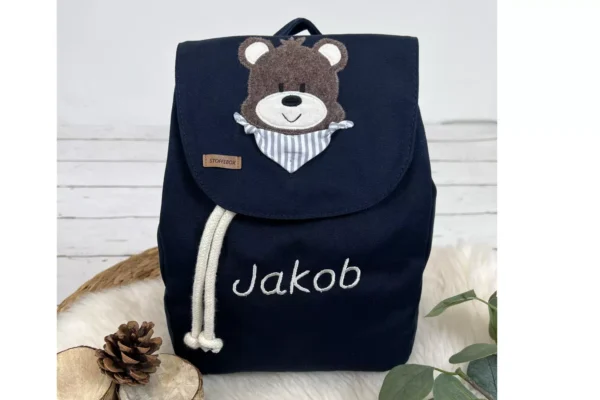 Kindergartenrucksack mit Namen und Bär Applikation in blau.