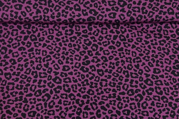 Viskose Twill Stoff mit Leoprint in beere. Klara by Swafing